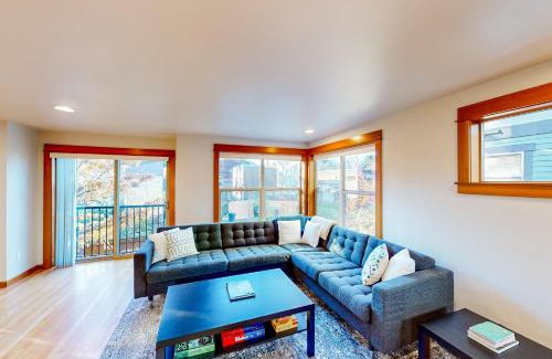 Atlantic House | Seattle Adventure & Stadium Getaway