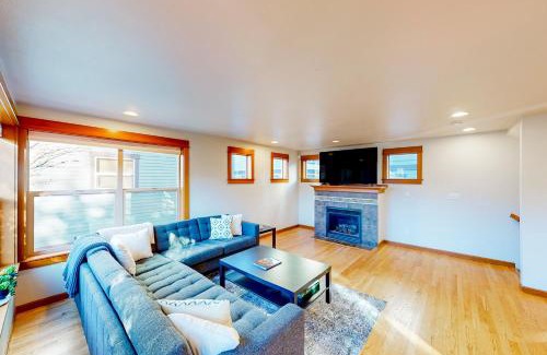 Atlantic House | Seattle Adventure & Stadium Getaway