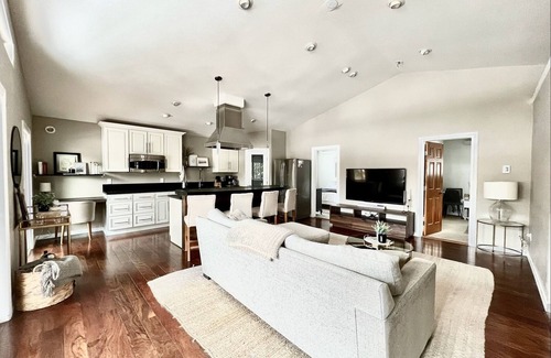 Highland Terrace House | Seattle Chalet with Massive Private Covered Deck