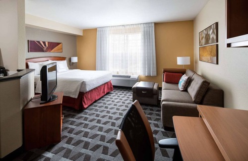 Renton Hotel | Seattle Family Escape: Outdoor Pool, Pet-Friendly, Free Airport Shuttle, 2 Rooms
