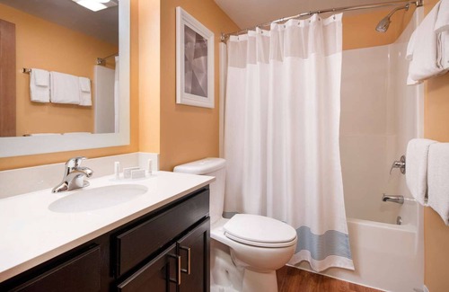 Renton Hotel | Seattle Family Escape: Outdoor Pool, Pet-Friendly, Free Airport Shuttle, 2 Rooms