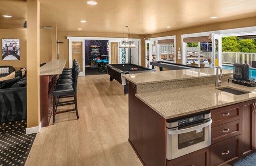 Hawthorne Hills House | Seattle Resort with pool heated all year sleeps 16