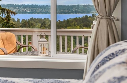 Hawthorne Hills House | Seattle Resort with pool heated all year sleeps 16