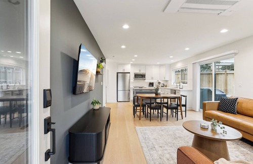 Southeast Magnolia House | Seattle Retreat, 3 bedroom 2.5 bathroom, Family Friendly near Magnolia Village.