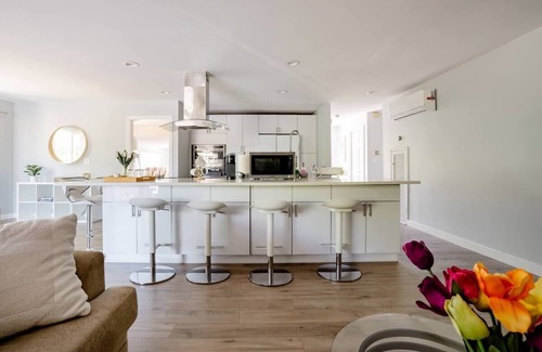 White Center House | Seattle Spacious Modern Comforts