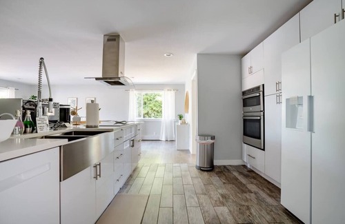 White Center House | Seattle Spacious Modern Comforts