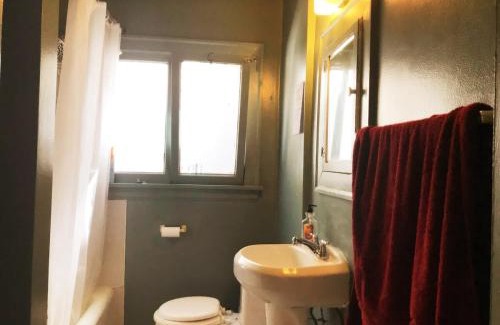 Eastlake House | Seattle Urban Village-Private Room-Cascade