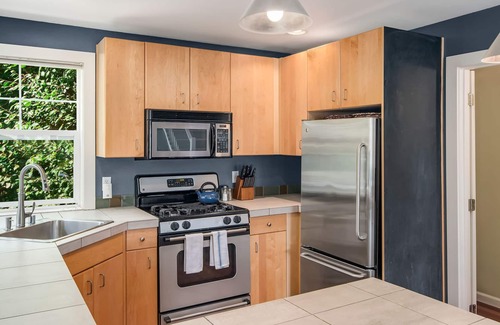 Mann House | Seattle Vacation Home: Fields of Dreams - Great Location | 2 Master Suites! | 5 Star Hospitality