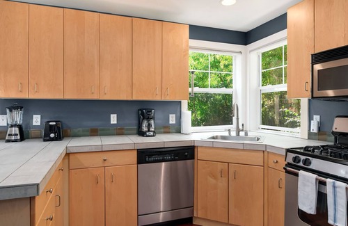 Mann House | Seattle Vacation Home: Fields of Dreams - Great Location | 2 Master Suites! | 5 Star Hospitality