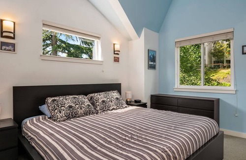Stevens House | Seattle Vacation Home: Life's A Mountain - 3 bedrooms each w/ ensuite bath