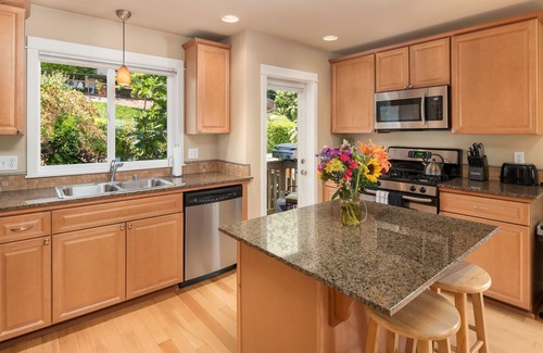 Mann House | Seattle Vacation Home: Life's a Beach - Comfort, LOCATION, 3 En Suites! | Ideal for Families