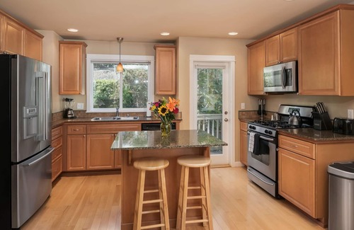 Mann House | Seattle Vacation Home: Life's a Beach - Comfort, LOCATION, 3 En Suites! | Ideal for Families