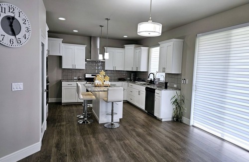 Kent House | Seattle vacation rentals,Centrally located w/free parking & Netflix' wifi.