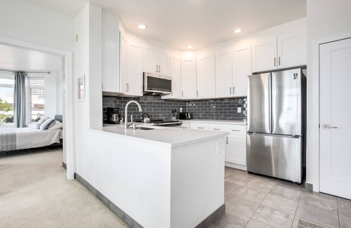 Belltown Condo | Seattle’s Downtown Gem- w/View, Free Parking, Gym & Pool - Sleeps 6