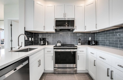 Belltown Condo | Seattle’s Downtown Gem- w/View, Free Parking, Gym & Pool - Sleeps 6