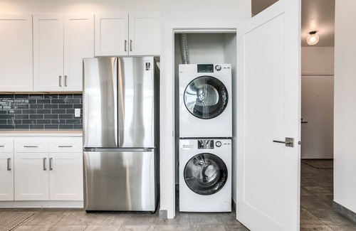 Belltown Condo | Seattle’s Downtown Gem- w/View, Free Parking, Gym & Pool - Sleeps 6