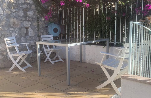 Menton Apartment | Seaview 200 m city center, 700 m to train station. Access via walkway 58 stairs
