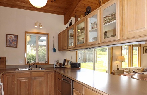 Lopez Island Condo | Seaview condo with deck & grassy lawn - walk to trails, restaurants & more
