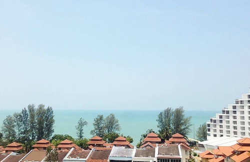 Tanjung Bungah Condo | Seaview Designer Condo by Beach with Big Pool
