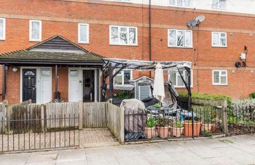 Surrey Docks House | Seaview