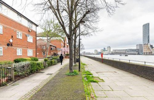 Surrey Docks House | Seaview