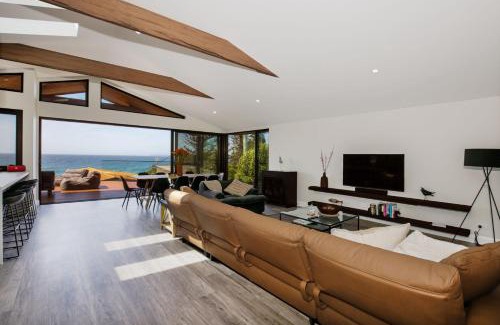 Culburra Beach House | Seaview I Pet Friendly with Stunning Views I 1 Min to Beach