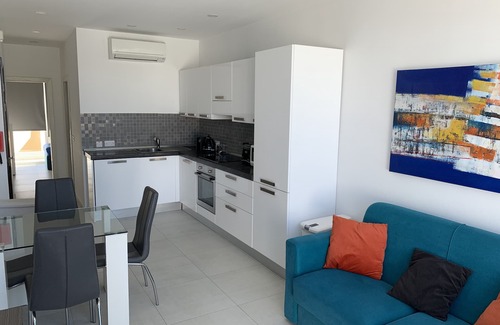 Għadira Apartment | Seaview Penthouse Modern 2 bedroom 50 mts from beach