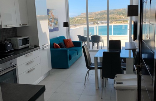 Għadira Apartment | Seaview Penthouse Modern 2 bedroom 50 mts from beach