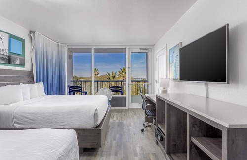 Fort Walton Beach Hotel | Seaview Sanctuary with Outdoor Pool Near Fort Walton Beach Landing Park