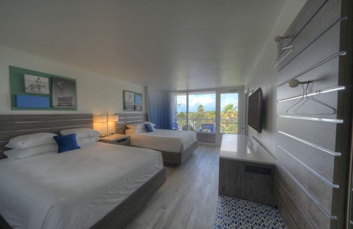 Fort Walton Beach Hotel | Seaview Sanctuary with Outdoor Pool Near Fort Walton Beach Landing Park