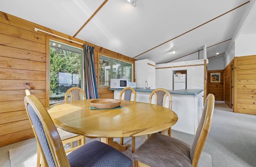Piha Cottage | Seaview, Sun and Surf - Piha Holiday Home