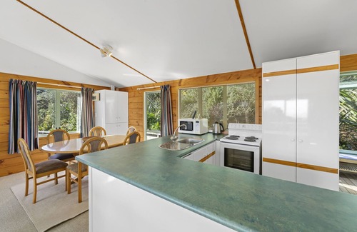 Piha Cottage | Seaview, Sun and Surf - Piha Holiday Home
