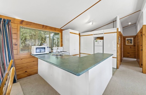 Piha Cottage | Seaview, Sun and Surf - Piha Holiday Home
