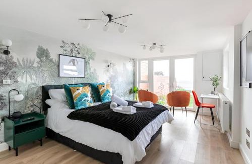 Birchington Apartment | Seaview Symphony Opulent 4BR Haven for Big Groups