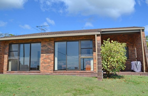 South West Rocks House | Seaview Townhouse 4 - walk to the beach