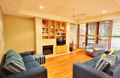 Broadwater Apartment | Sebels Beach Front Bungalow