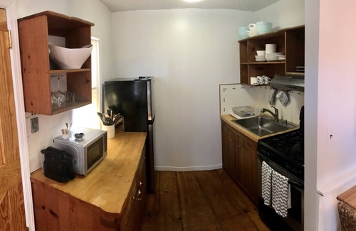 Montauk House | Secluded 1 Br Cottage on the Lake, Close to Ditch with OS Shower & Fabulous Yard