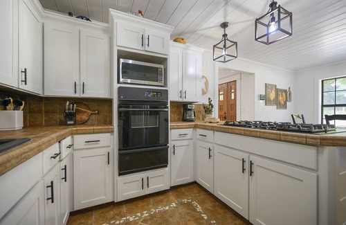 Broken Bow House | Secluded 4 bedroom farmhouse nestled on 8 acres with large lawn and oak trees.