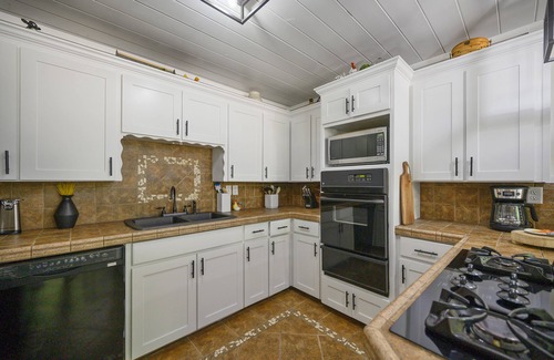 Broken Bow House | Secluded 4 bedroom farmhouse nestled on 8 acres with large lawn and oak trees.