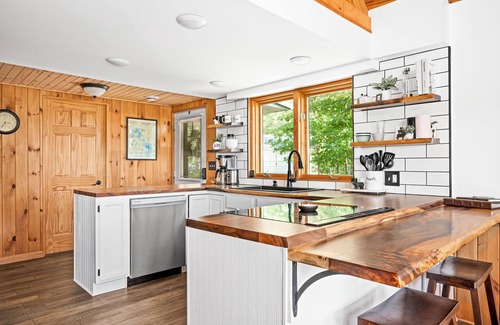 Hayward House | Secluded 4-season cabin w/private waterfront, epic game room & mins from trails