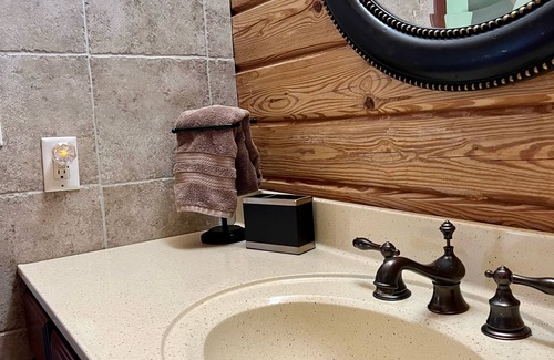 Daisy Cabin | Secluded 5-Bedroom Lodge with Private Lake – Perfect for Large Groups!