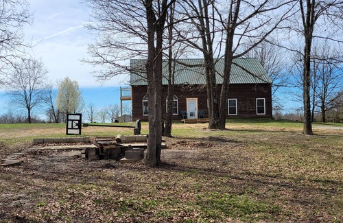 Licking House | Secluded 6-bedroom housenWiFi & AC~Jetted tubnHiking trail~Manicured acreage