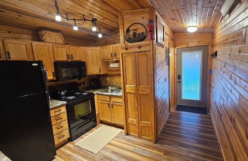 Custer Cabin | Secluded Black Hills Studio Cabin Near Crazy Horse and Custer State Park