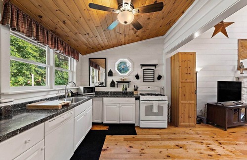 Kabletown Cabin | Secluded Cabin a Stone's Throw From the A.T.!