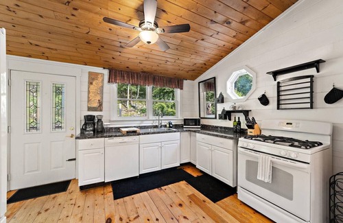 Kabletown Cabin | Secluded Cabin a Stone's Throw From the A.T.!