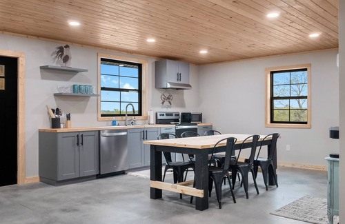 Stockton Cabin | Secluded cabin close to Stockton Lake