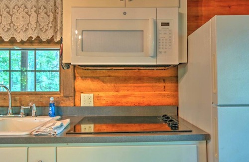 Millersburg Cabin | Secluded Cabin Getaway with Hot Tub, Kitchen, and Fireplace
