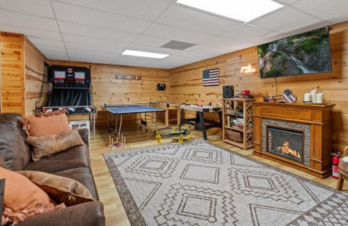 Epworth House | Secluded Cabin Hot Tub and 10 Mi to Blue Ridge