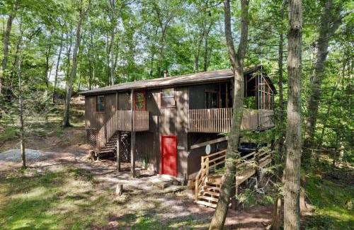Sleepy Hollow House | Secluded Cabin Hot Tub, Huge Deck, Fire Pit, WiFi