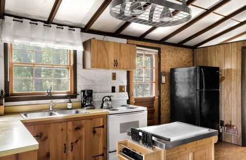 Sleepy Hollow Cabin | Secluded Cabin: Hot Tub, Huge Deck, Fire Pit, WiFi